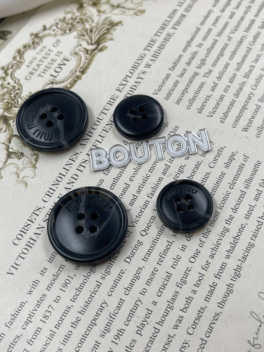 Пуговицы Миу на прокол черные с прозрачными и серыми прожилками