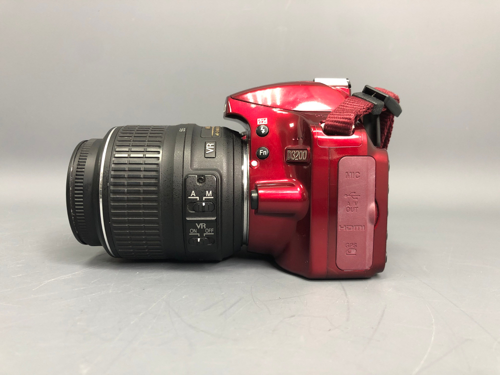Nikon D3200 Red kit 18-55mm 3.5-5.6G VR 12.700 кадров