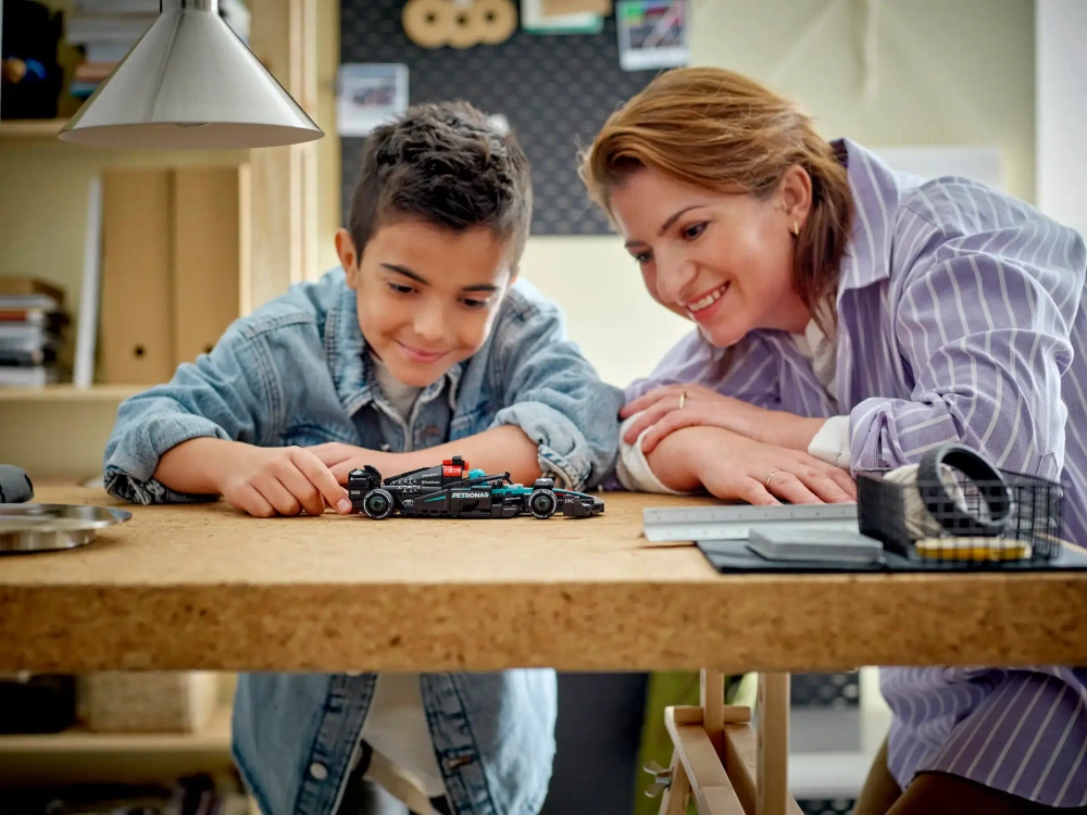 Конструктор LEGO Speed Champions 77244 Гоночный автомобиль Mercedes-AMG F1 W15