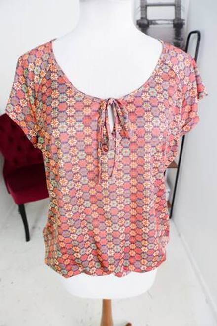 Блузка приятного оттенка, маркировка XL, визуально на 50 размер