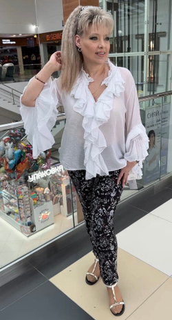 Белая рубашка-марлевка с красивыми рукавами и жабо