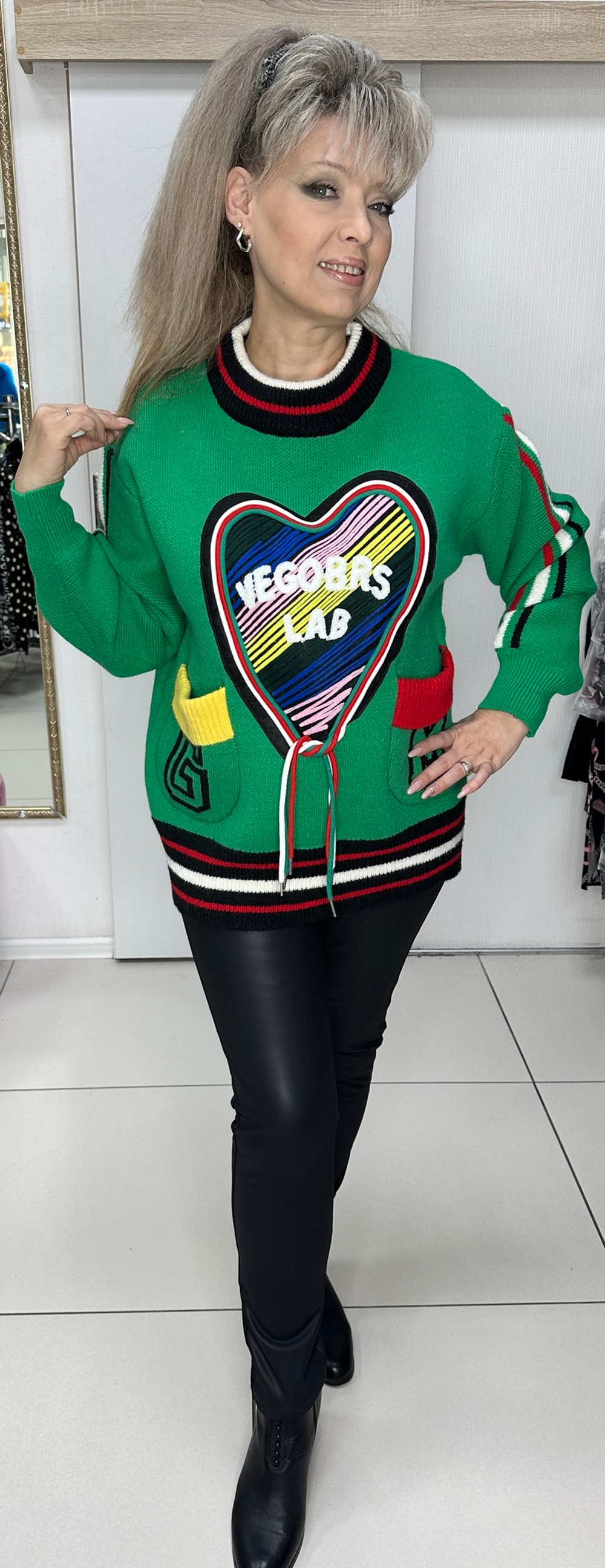 Яркий зеленый джемпер с красивым принтом