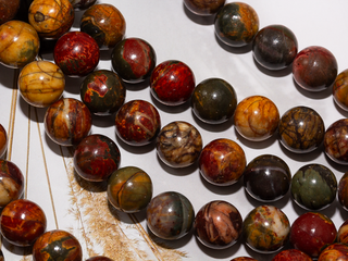 Нить бусин из яшмы 10,5мм