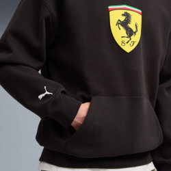 PUMA X SCUDERIA FERRARI МУЖСКАЯ ТОЛСТОВКА С КАПЮШОНОМ SPORTSWEAR SHIELD, ЧЕРНЫЙ