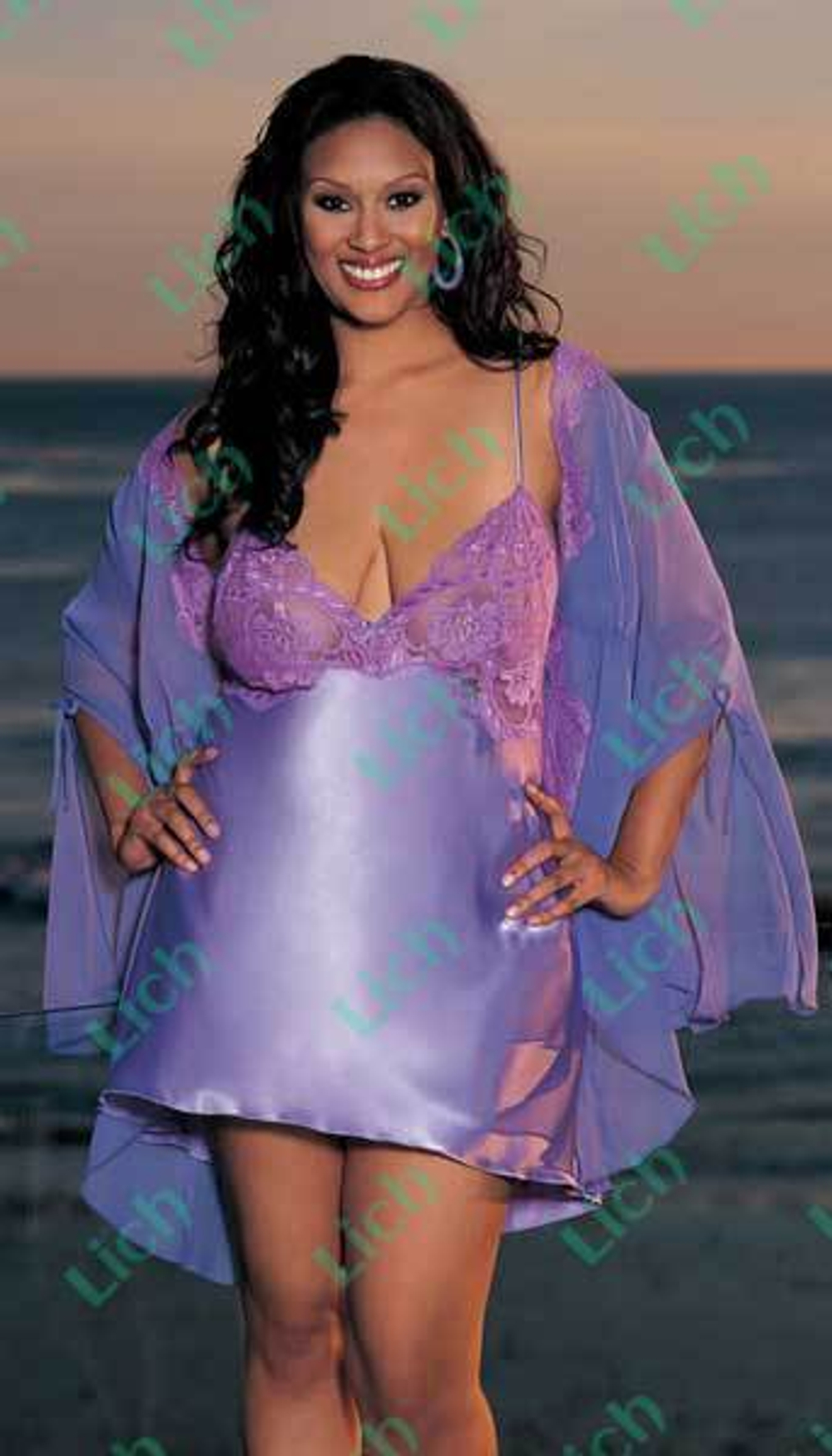 Сорочка из атласа и кружева с открытой спинкой