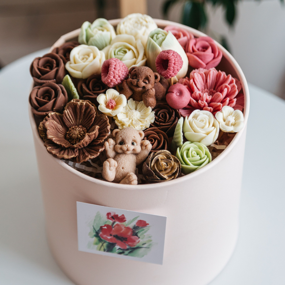 Шоколадный букет в коробке "Вкус Любви" с фигурками мишки ассорти цветов из шоколада, подарок на 8 марта, на День Рождения .