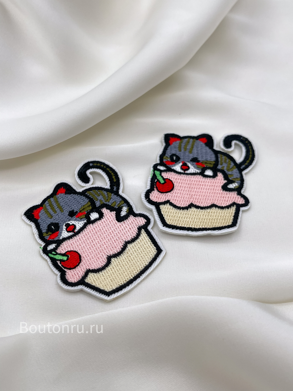 Нашивка пирожное с котёнком серо-розовая 6х4,5 см