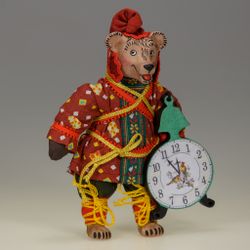 Ёлочная игрушка Медведь в колпаке с часами