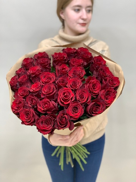 Букет 35 красных роз Эквадор 70см в крафте
