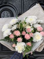 Сборный букет с кустовой пионовидной розой, хризантемой и зеленью в оформлении