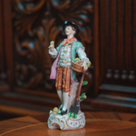 Фарфоровая статуэтка «Кавалер с корзиной цветов»