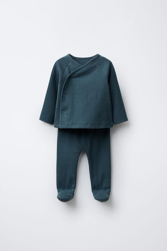 ZARA КОМПЛЕКТ ИЗ ФУТБОЛКИ И ЛЕГИНСОВ С РЕЛЬЕФНЫМ УЗОРОМ, НЕФТЯНОЙ