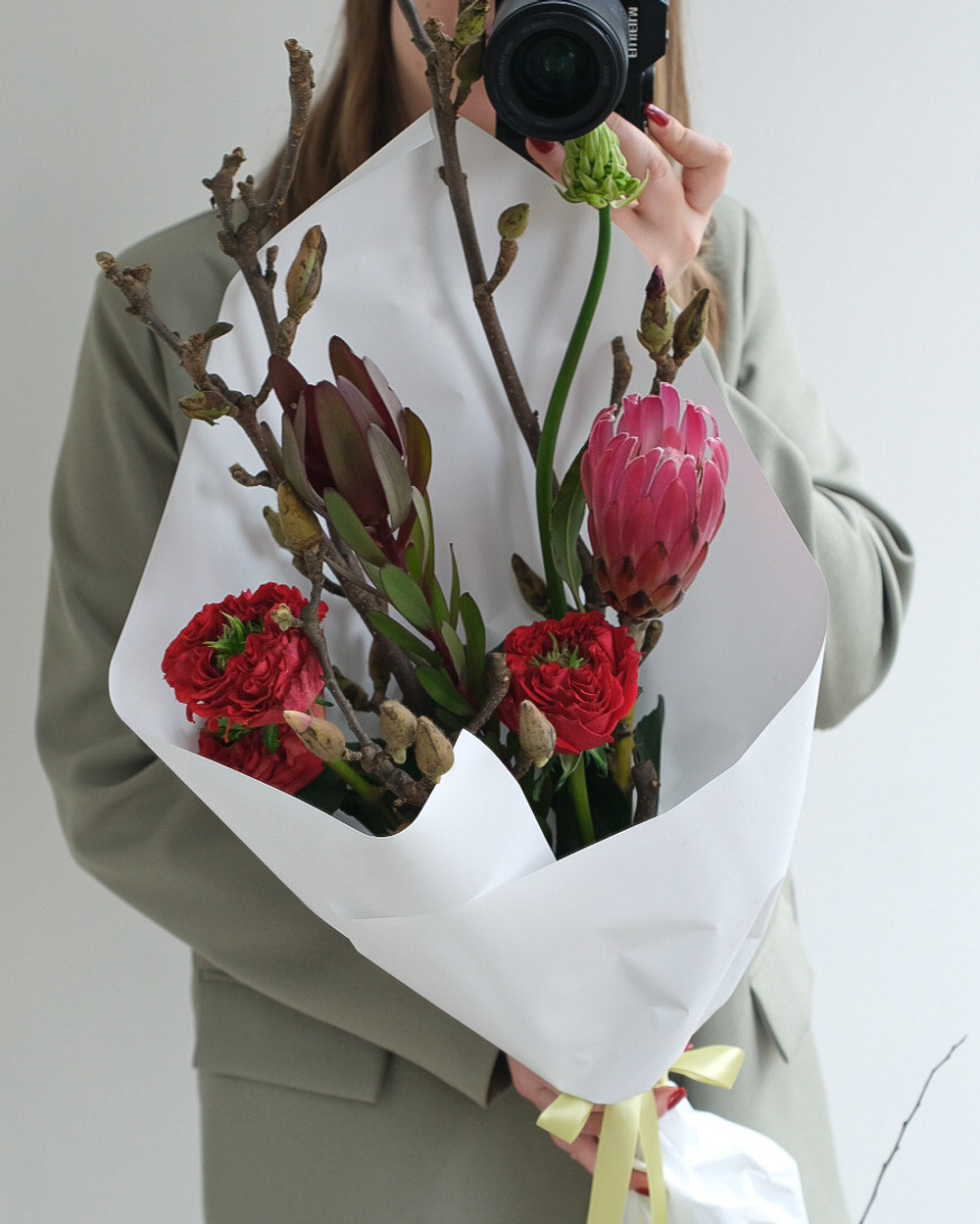 Букет с ветками магнолии, протеей и пионовидными розами Ред Монстр