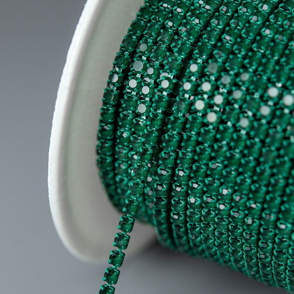Матовая стразовая цепь, 2мм, темно-зеленый кристалл в темно-зеленых цапах
