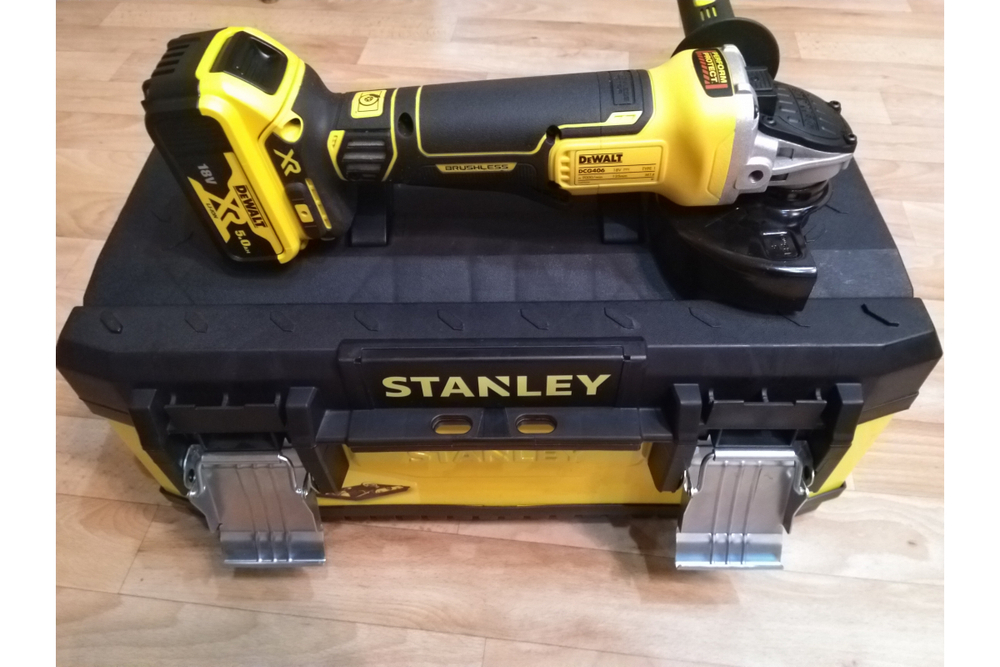 Бесщеточная угловая шлифмашина DEWALT 18 В XR DCG406N