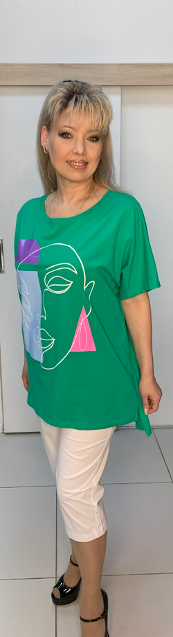 Светлая футболка-туника с оригинальным изображением