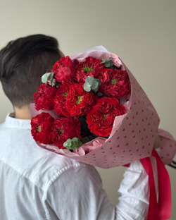 Монобукет из красных пионовидных роз Ред Монстр с эвкалиптом