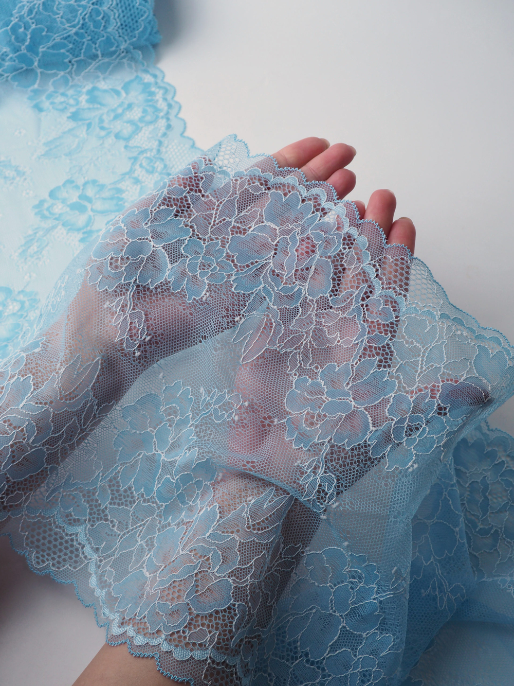 Эластичное кружево голубое с белым ширина 25 см