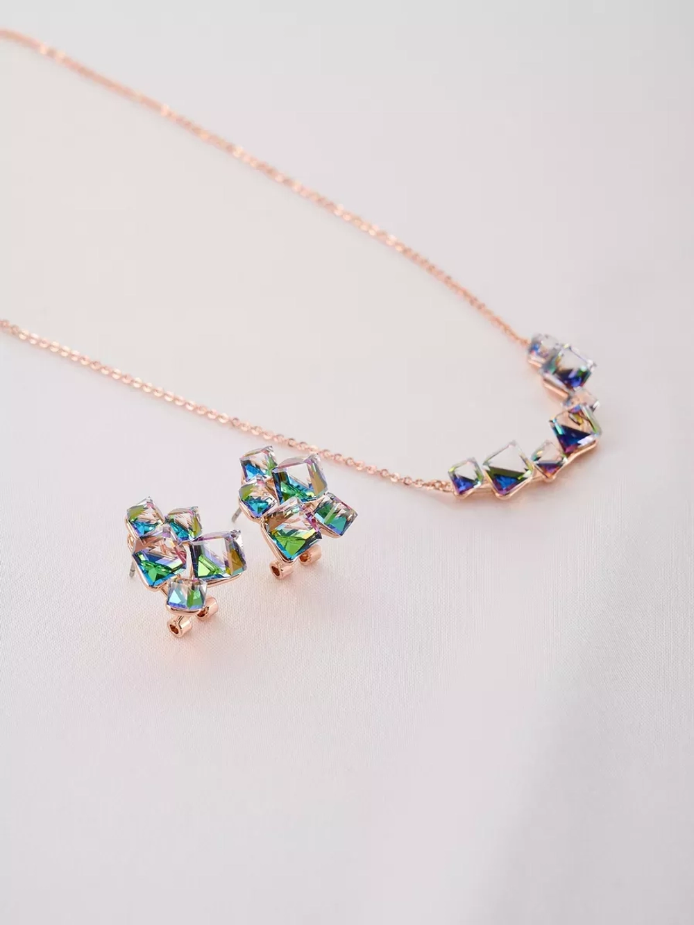 Колье дуга Мираж с зелеными кристаллами Swarovski