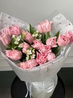 Букет из 19 розовых пионовидных тюльпанов и белого оксипеталума