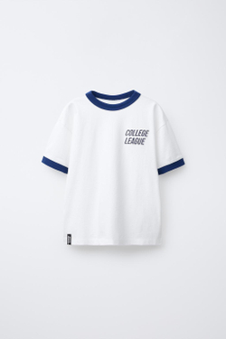 ZARA ФУТБОЛКА В СТИЛЕ ПРЕППИ С РЕЛЬЕФНОЙ НАДПИСЬЮ, ЖЕЛТОВАТО-БЕЛЫЙ