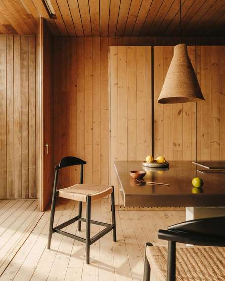 Полубарный стул Nina 62 см из массива акации с черной отделкой и бежевой веревкой