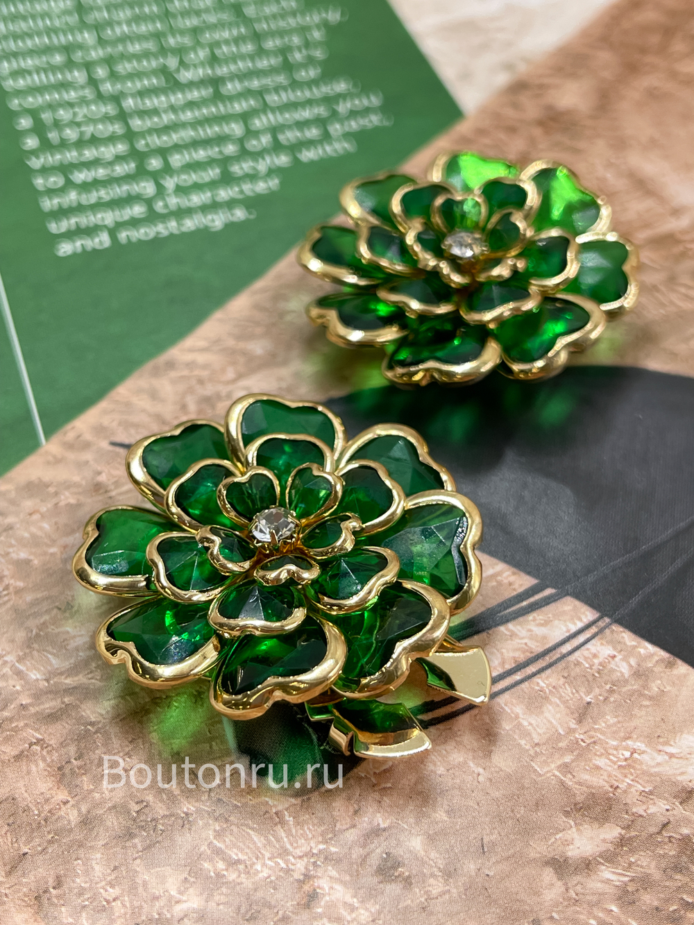 Накладка на пуговицу в форме цветка золотистая с зелеными стразами 3 ряда (клипсы)