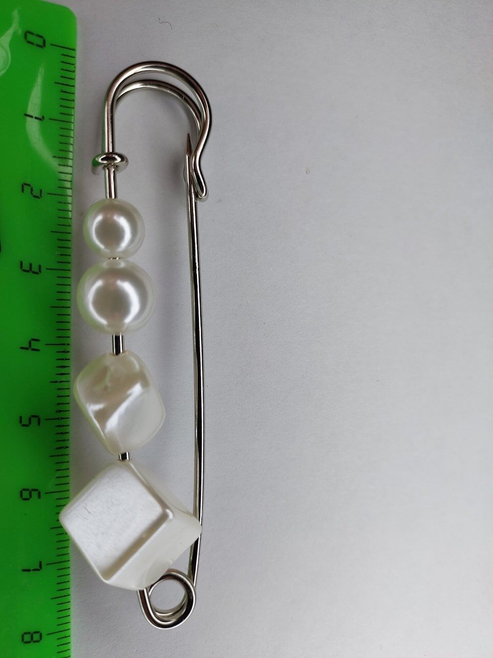 Булавка брошь "Жемчужная роскошь" для кардигана. пальто. Костюма. Цвет  белый