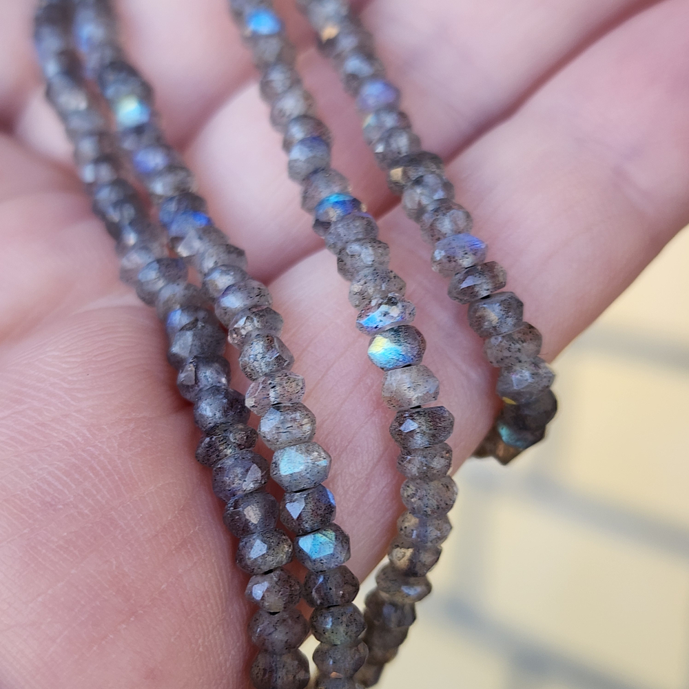 Лабрадор с яркой иризацией, рондель, огранка, 4мм, цена за нить 9.5см (1/4)