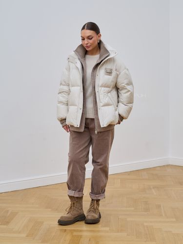 Короткий бежевый пуховик с шерстяными вставками