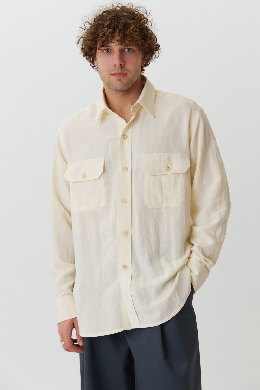 Объемная рубашка из льна молочного цвета