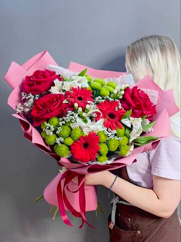 Авторский букет в красной гамме