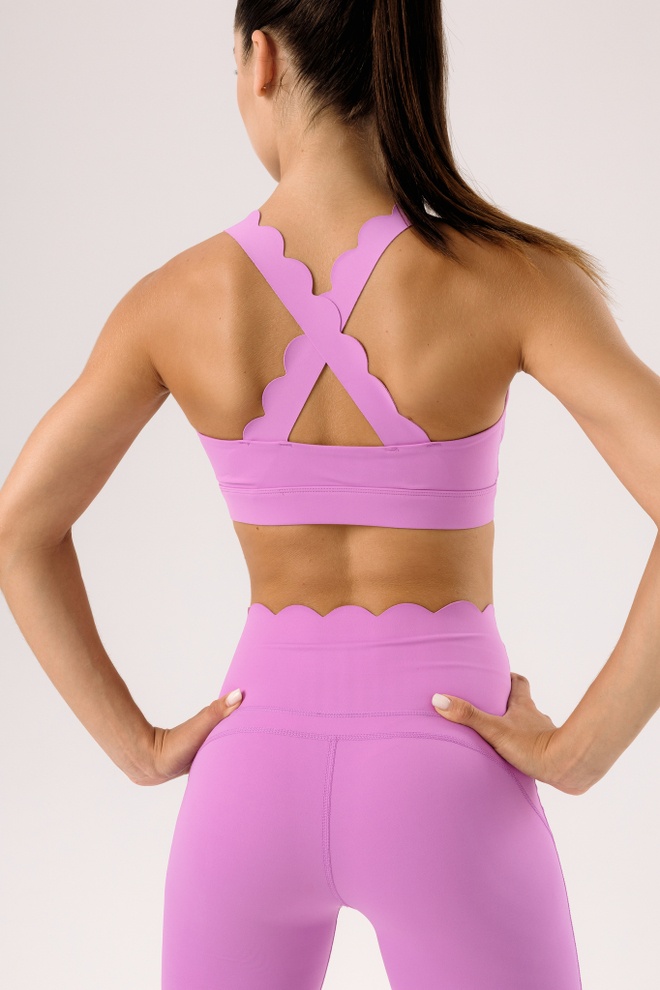 Костюм с базовым топом и велосипедками с волнообразными краями