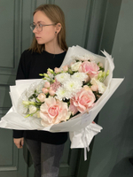 Сборный букет с вывернутыми розами, хризантемой, эустомой