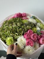 Букет из кустовых пионовивидных роз, гортензии, оксипеталума, хризантемы и диантусов