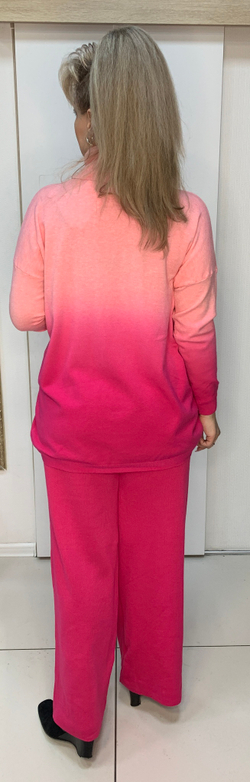 Тонкий свитер с переходом цвета в пудрово-розовом цвете