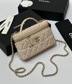 Бежевая сумка Chanel прямоугольная с золотой фурнитурой