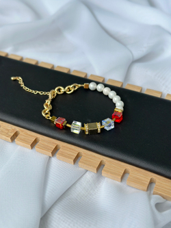 Браслет из красных, золотых и прозр.кристаллов Swarovski, белого жемчуга Майорка и гематита, золото