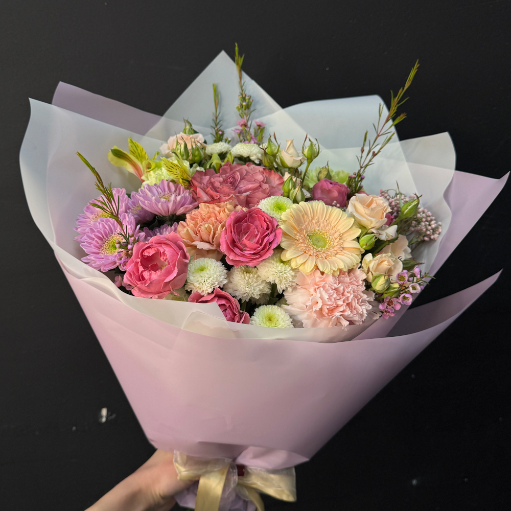 Букет из микса роз и хризантем с герберой и диантусами