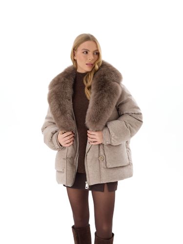 Текстильный бежевый пуховик с меховым воротником