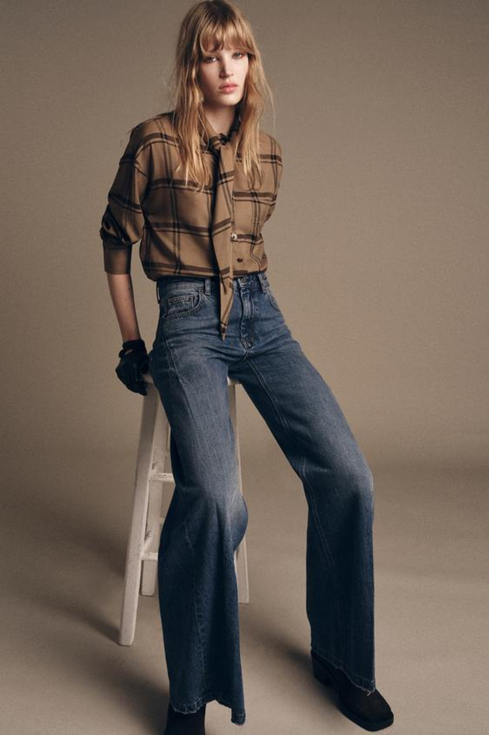 ZARA ДЖИНСЫ FLARE С НИЗКОЙ ПОСАДКОЙ И СКЛАДКАМИ — ZW COLLECTION, СИНИЙ