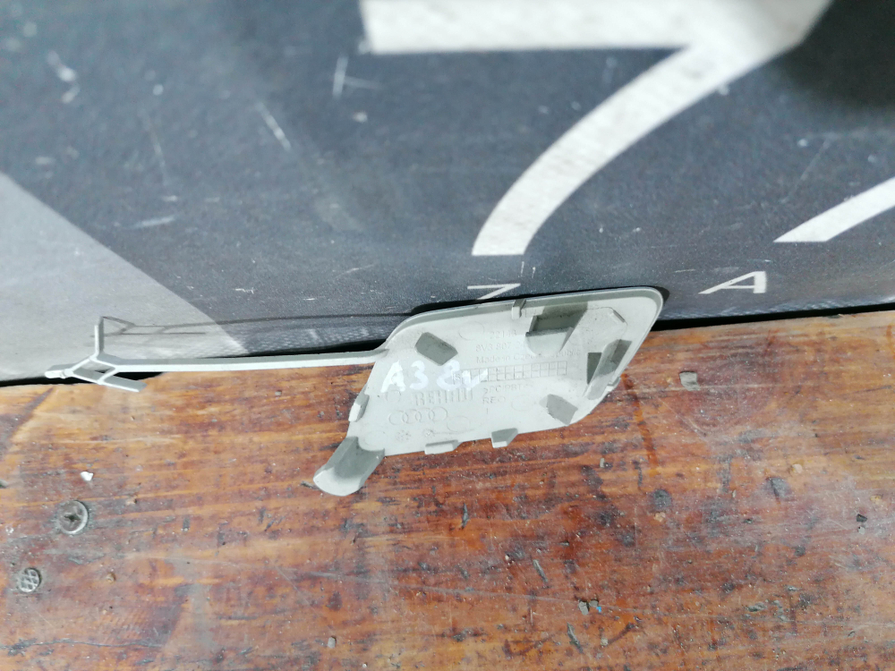 Заглушка буксировочного крюка Audi A3 (8V) 16-20 Б/У Оригинал 8V3807241B