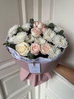 Сборный букет их хризантемы, кустовой пионовидной розы и эвкалипта