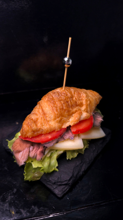 Сливочный круассан с рваной говядиной и овощами