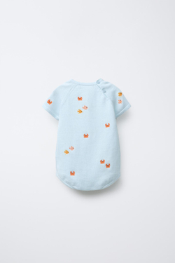 ZARA ТРИКОТАЖНЫЙ КОМБИНЕЗОН С ВЫШИВКОЙ «КРАБ» И «РЫБЫ», ГОЛУБОЙ