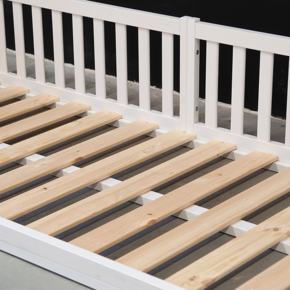 Кровать односпальная 90х200 Буфалина из массива сосны с настилом и бортиком, белая