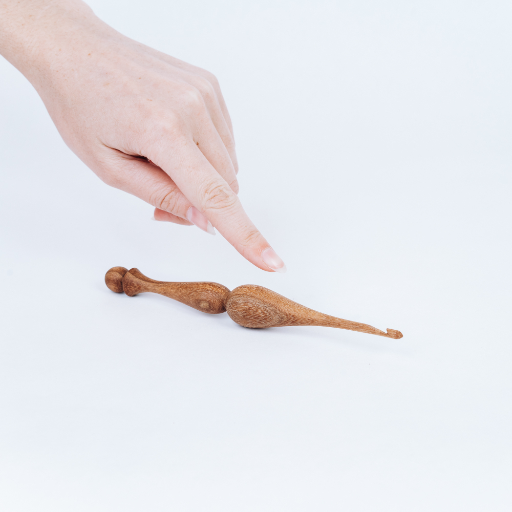 Деревянный крючок для вязания из сибирского кедра 10 мм. K191