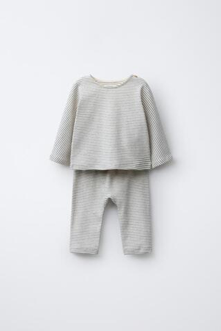 ZARA КОМПЛЕКТ ИЗ ФУТБОЛКИ И БРЮК В ПОЛОСКУ, ЭКРЮ/ЧЕРНЫЙ