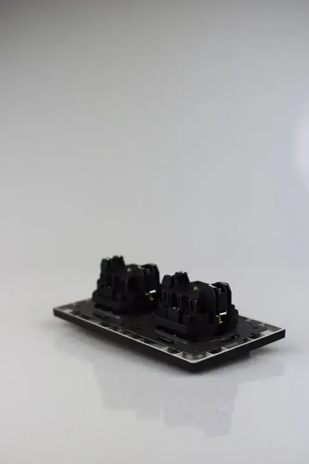 Розетка двойная с крышкой черная