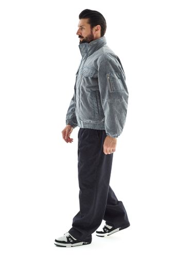 Утепленный серо-голубой бомбер из вареного денима